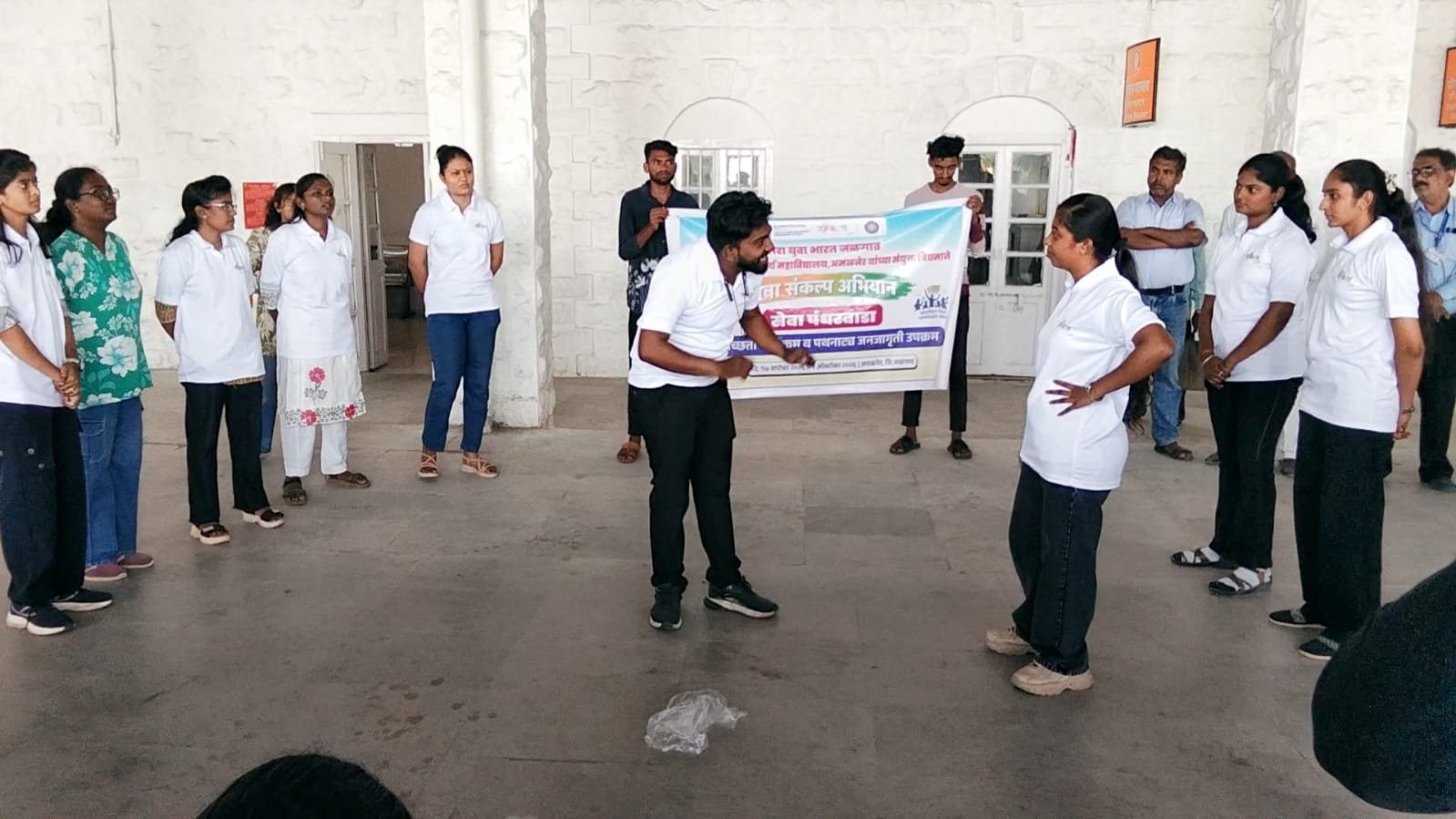 अमळनेर रेल्वे स्थानकावर स्वच्छता जनजागृतीचे पथनाट्य