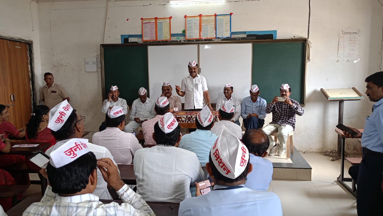 पेन्शनचा हक्क मिळेपर्यंत माघार नाही!’ ,   २८ सप्टेंबरच्या आझाद मैदानावरील आमरण उपोषणासाठी चोपड्यातून रणशिंग; पेन्शनपीडित कर्मचाऱ्यांची सहविचार सभा उत्साहात