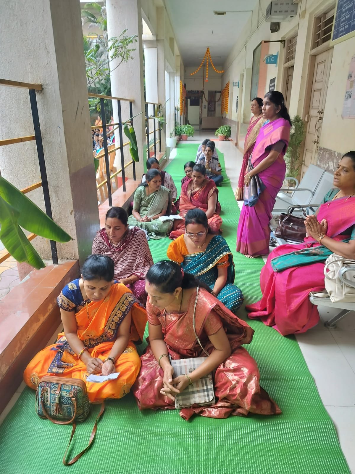  ‌ए. टी. झांबरे माध्यमिक विद्यालयात विद्यार्थी, पालक व शिक्षकांच्या सहभागातून गणेशभक्तीचा अनोखा सोहळा; ३१ हजारांहून अधिक अथर्वशीर्ष मंत्रांचे पठण    पंचामृत अभिषेक व २१ आवर्तनांच्या सामूहिक पठणाने विद्यालय परिसर भक्तिमय