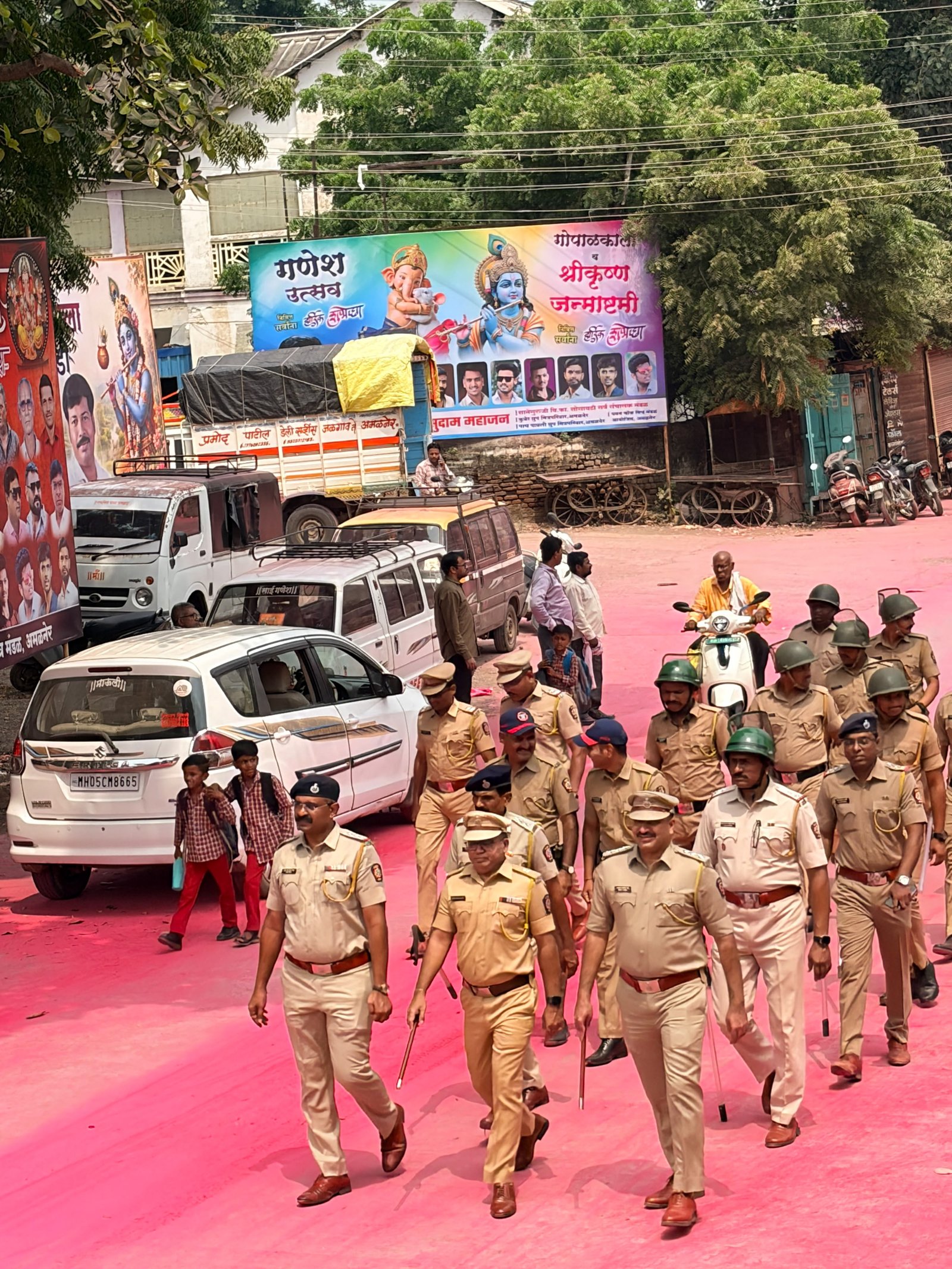 गणेशोत्सवाच्या पार्श्वभूमीवर अमळनेर पोलिसांचा रूट मार्च!   , संवेदनशील भागांत पोलिसांची शक्तिप्रदर्शक उपस्थिती; ९ अधिकारी, ९५ अंमलदार, आरसीपी, स्ट्रायकिंग फोर्ससह ११८ होमगार्डचा सहभाग