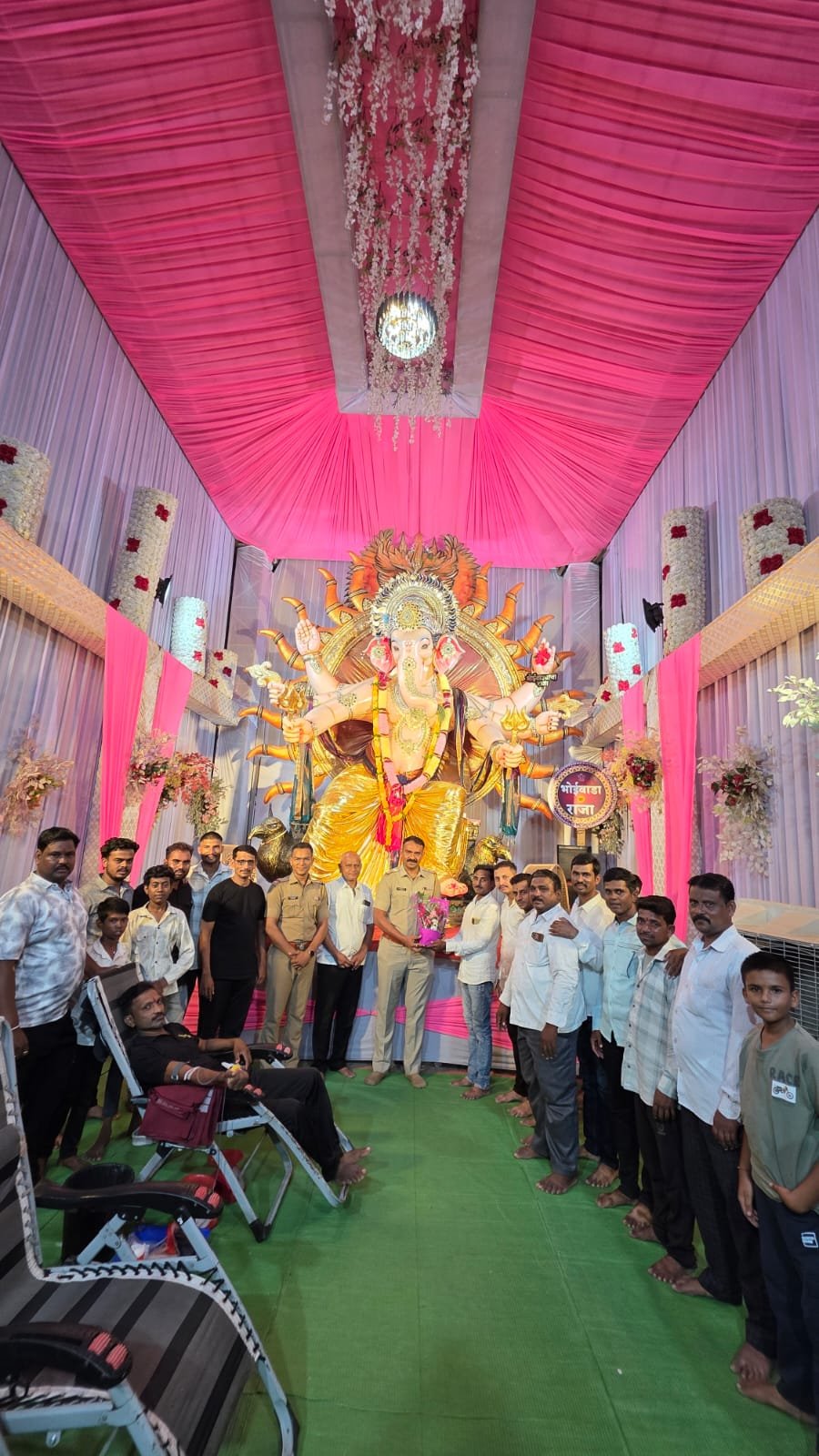 ५६ रक्तदात्यांनी दिला माणुसकीचा संदेश; पवनपुत्र गणेश मंडळाचा सामाजिक बांधिलकीचा आदर्श रक्तदान शिबिराला उत्स्फूर्त प्रतिसाद; डी.वाय.एस.पी. विनायक कोते यांच्या हस्ते रक्तदात्यांचा सन्मान