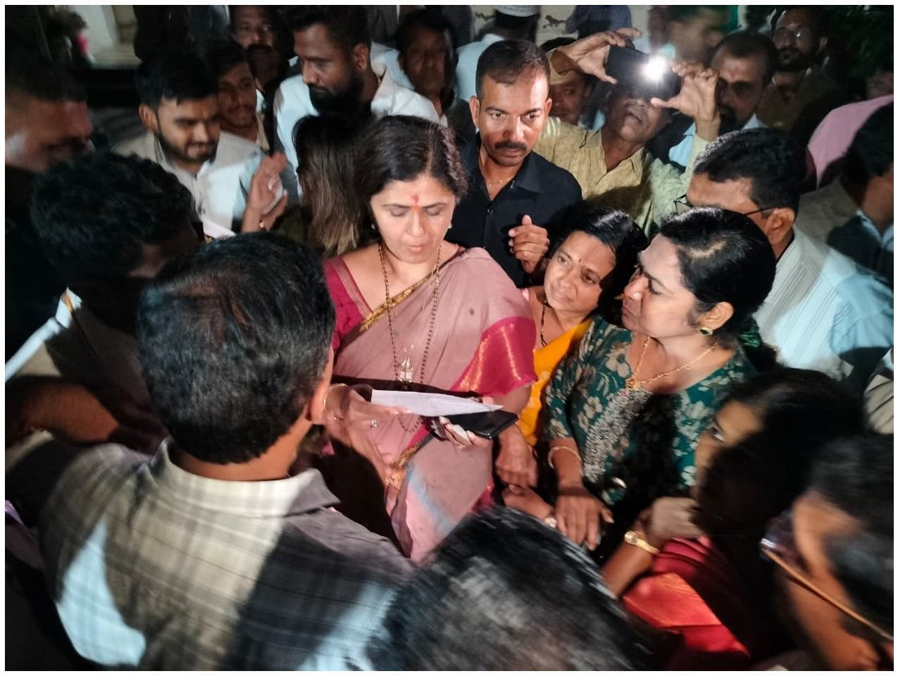 सेवेची वर्षे दिली, आता हक्काची पेन्शन द्या!” ,   १ नोव्हेंबर २००५ पूर्वी नियुक्त विनाअनुदानित व अंशतः अनुदानित कर्मचाऱ्यांच्या जुन्या पेन्शनसाठी पंकजाताई मुंडे यांना निवेदन