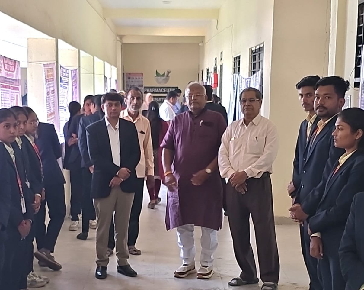 अमळनेरमध्ये फार्मासिस्ट दिनानिमित्त विविध स्पर्धांचे आयोजन; ८४ पोस्टर्सच्या माध्यमातून विद्यार्थ्यांचे प्रभावी सादरीकरण