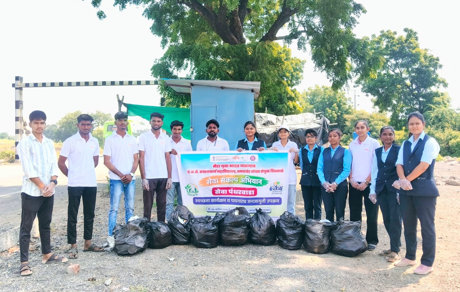 सती माता मंदिर परिसरात माय भारत स्वयंसेवकांकडून प्लास्टिकमुक्त स्वच्छता अभियान