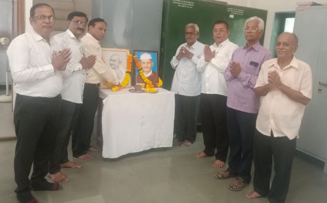 म.वा.मंडळात महात्मा गांधी व लाल बहादूर शास्त्री यांना अभिवादन
