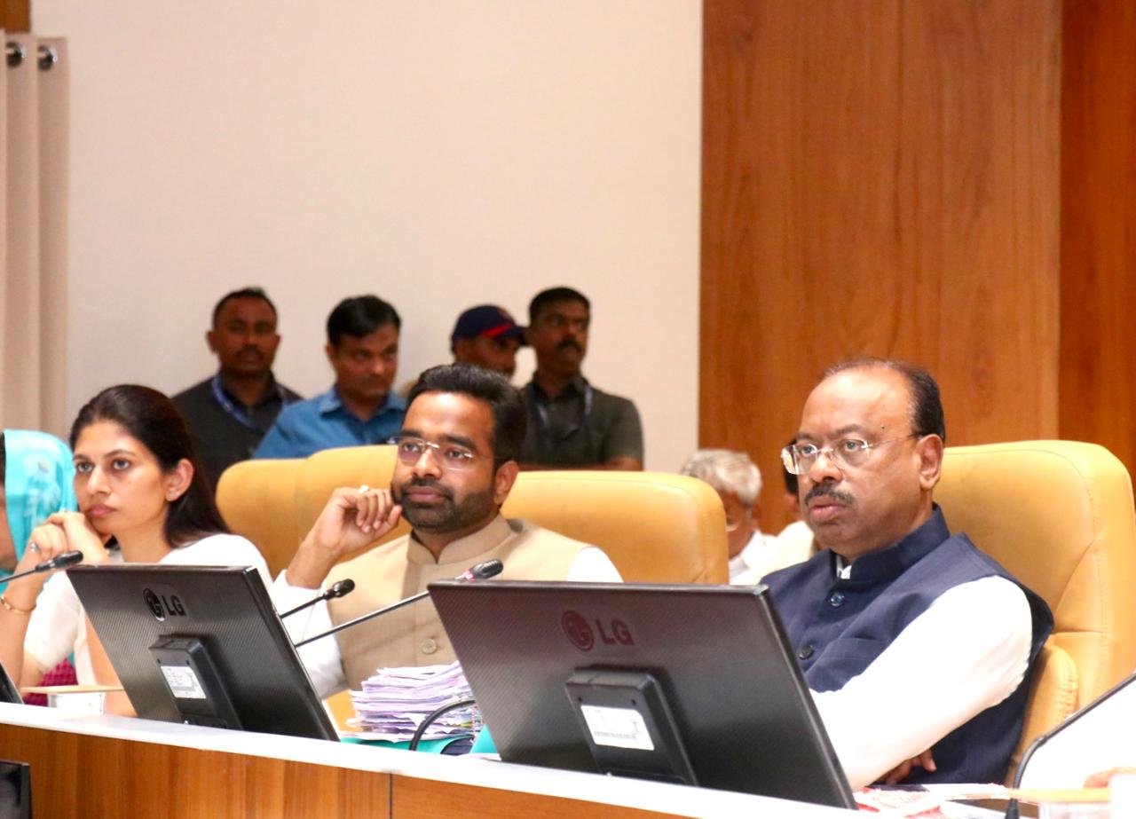 जिल्ह्यातील दुष्काळी परिस्थितीत प्रशासनाने अतीतत्पर राहून शेतकऱ्यांच्या अडचणी सोडून त्यांना मदत करावी- महसूल मंत्री चंद्रशेखर बावनकुळे