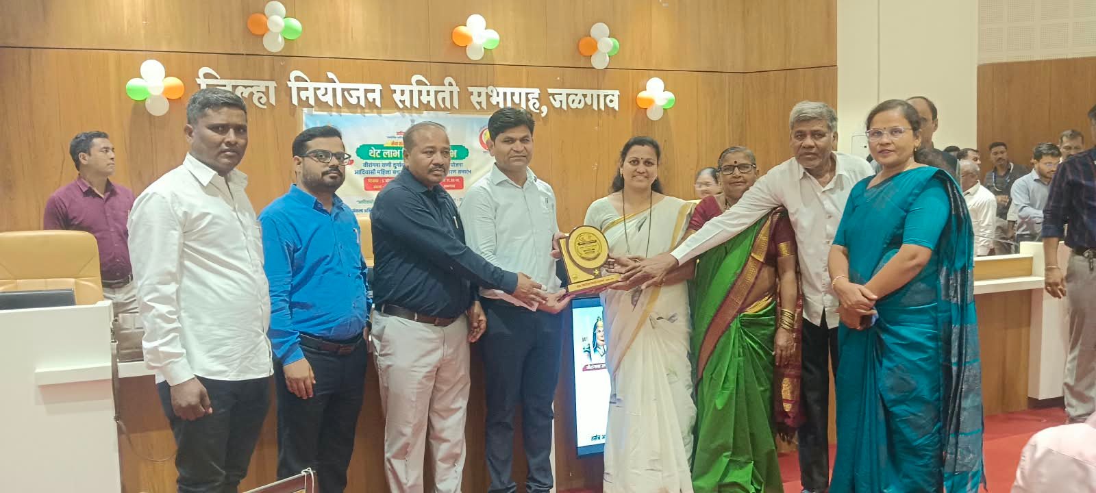 सातत्य आणि प्रामाणिक सेवेची पावती: शासकीय आश्रमशाळेच्या अधिक्षिका चारुशीला महाजन यांना ‘आदर्श कर्मचारी पुरस्कार’ प्रदान
