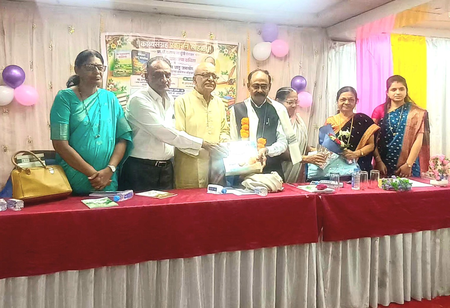 ग्रामीण जीवनाचा सुगंध आणि शब्दवैभवाचा आविष्कार!   ,  प्रा. डॉ. दशरथ साळुंखे यांच्या दोन काव्यसंग्रहांचे जळगावात प्रकाशन; गाव-शिवारातील संस्कृती आणि सामाजिक आशय कवितांतून उलगडणार