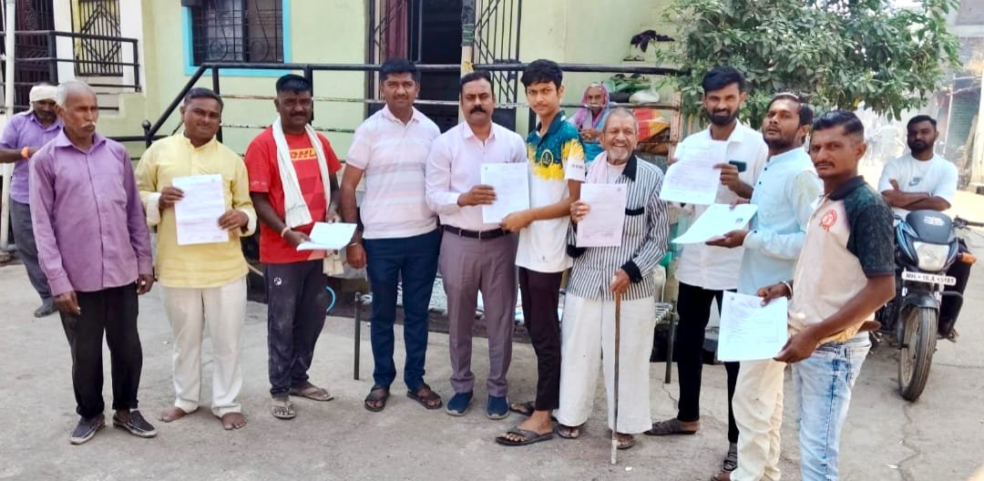 धरणगाव मोठा माळीवाडा परिसरात " नवमतदार नोंदणी कॅम्प " चे आयोजन !  ,  तहसिलदार महेंद्र सूर्यवंशी यांची माळीवाडा परिसरात सदिच्छा भेट !