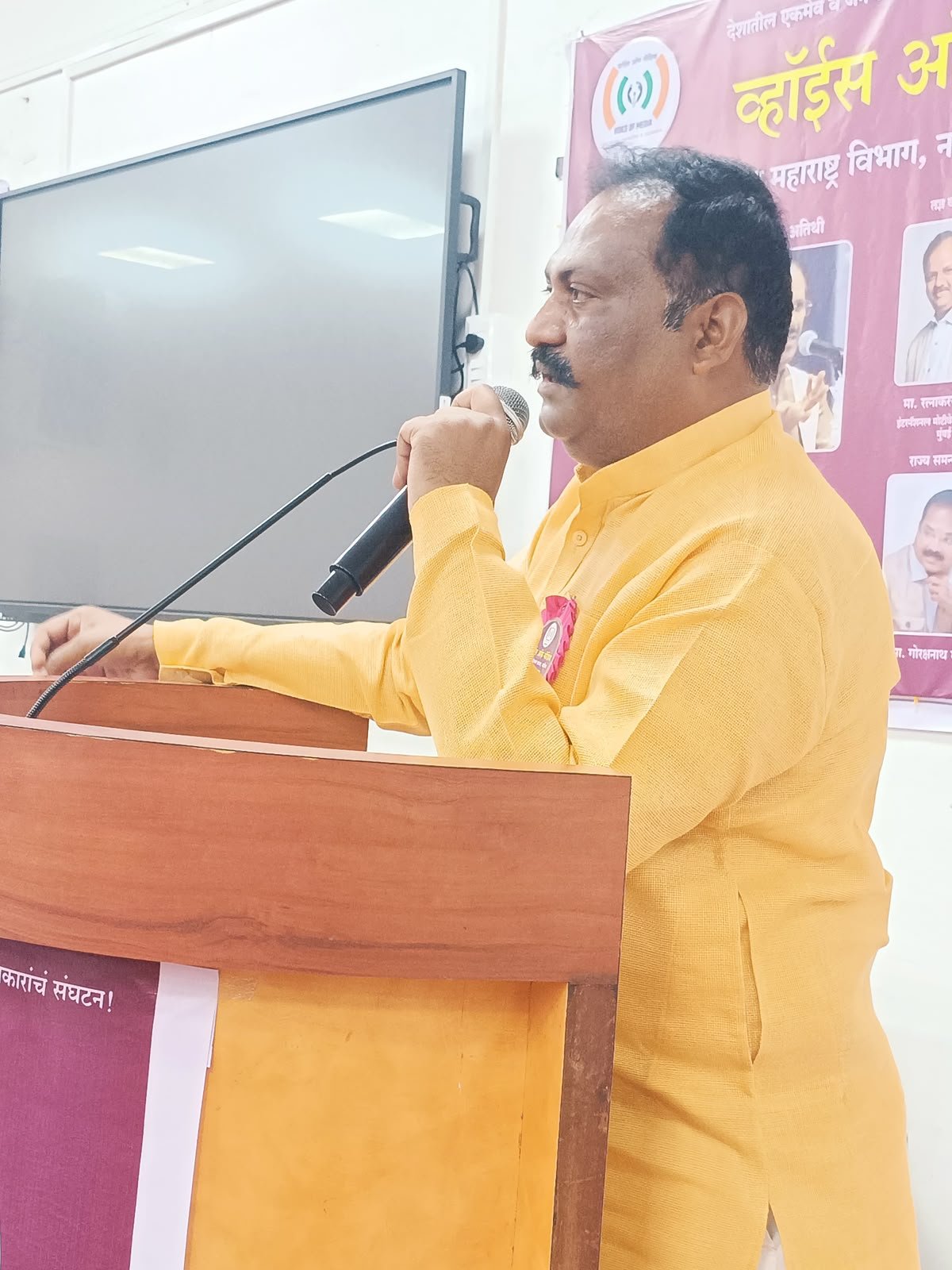 पत्रकार आणि पत्रकारितेसाठी व्हॉइस ऑफ मीडियाने घडवलेली क्रांती जागतिक इतिहासाचा भाग : अनिल म्हस्के  ,  महाराष्ट्रातील केडर कॅम्पच्या समारोपात संघटनात्मक कार्याचा गौरव; प्रामाणिकपणा, निर्मळता आणि पत्रकारितेच्या धर्माला सर्वोच्च प्राधान्य  ,  राज्यातील ११ हज