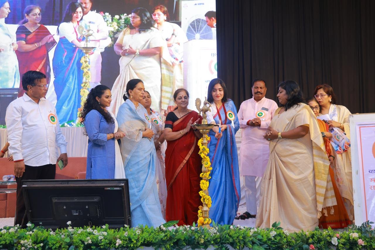 व्हॉईस ऑफ मीडिया’ महिला पत्रकार अधिवेशनाला सुरुवात   ,  लातूरमध्ये व्हॉईस ऑफ मीडियाचा दोन दिवसीय मेळावा; महिला पत्रकारितेला बळ देण्यासाठी सकारात्मक पाऊल  ,  राज्यभरातून अनेक पत्रकार महिला उपस्थित