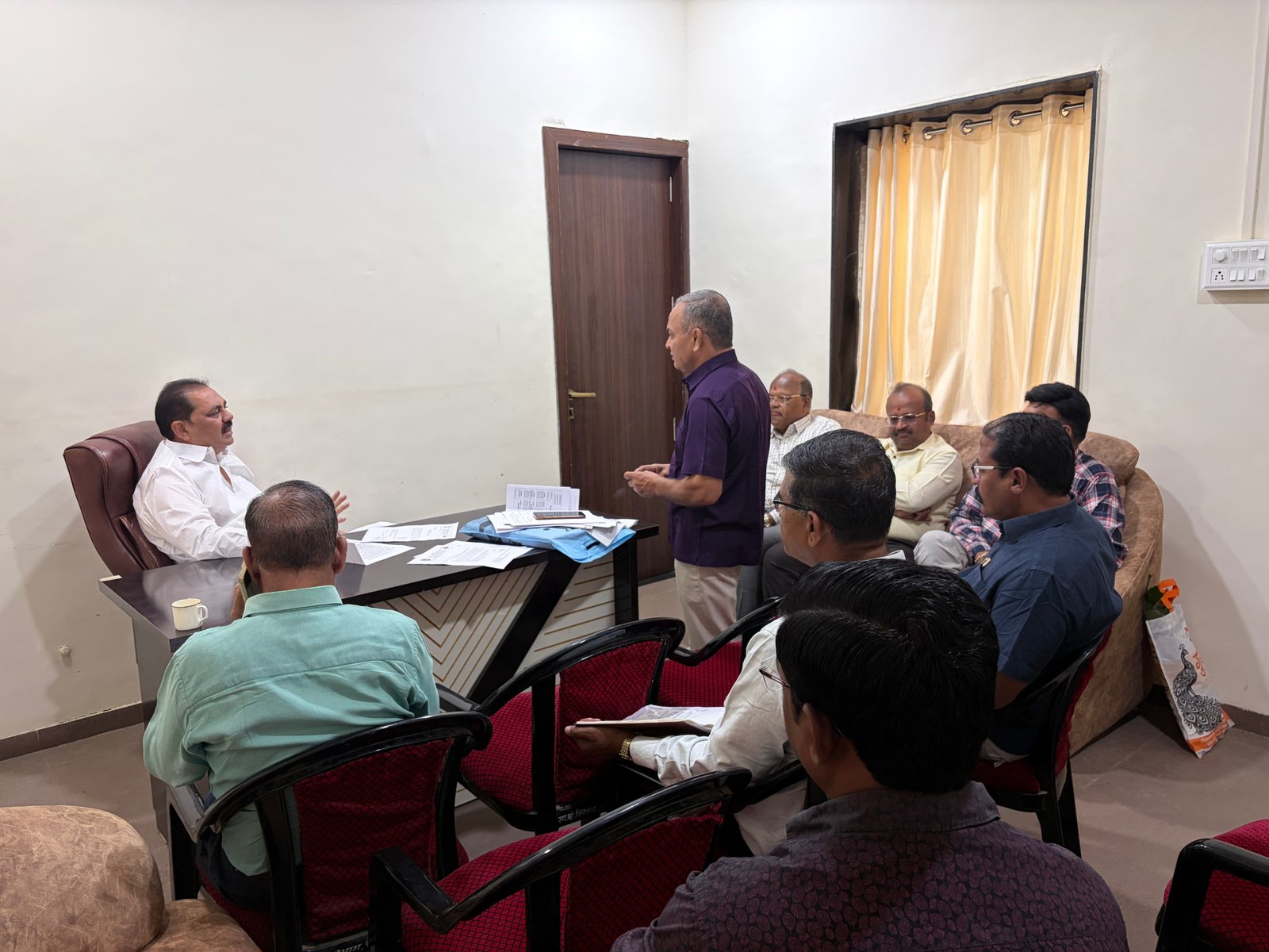 अमळनेर तालुका क्रीडा संकुलाच्या सर्वांगीण विकासासाठी आढावा बैठक संपन्न,     आमदार अनिल पाटील यांच्या उपस्थितीत महत्त्वपूर्ण चर्चा 
