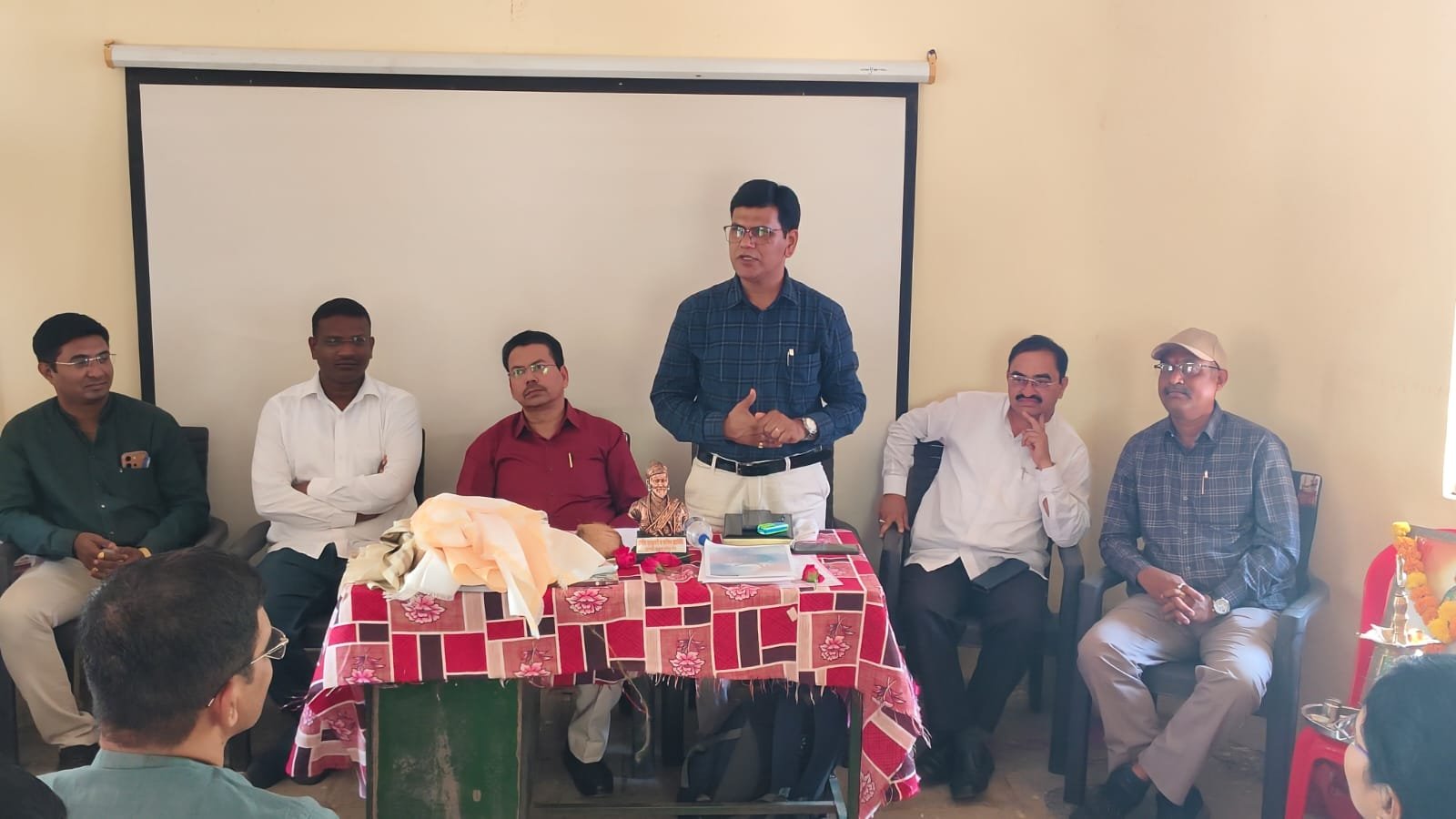 विद्यार्थ्यांच्या गुणवत्तावाढीसाठी शिक्षकांनी झोकून देऊन काम करावे – गटशिक्षणाधिकारी महाजन
