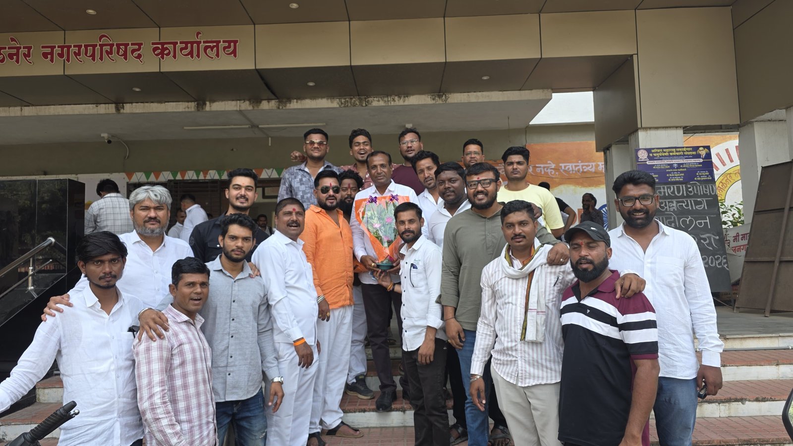 धुळे रोडवरील मुख्य प्रवेशद्वाराला ‘छत्रपती शिवाजी महाराज प्रवेशद्वार’ नाव!     अमळनेर नगरपरिषदेच्या सभेत ठराव एकमताने मंजूर; शिवप्रेमींचा जल्लोष, पेढे वाटप आणि फटाक्यांची आतषबाजी