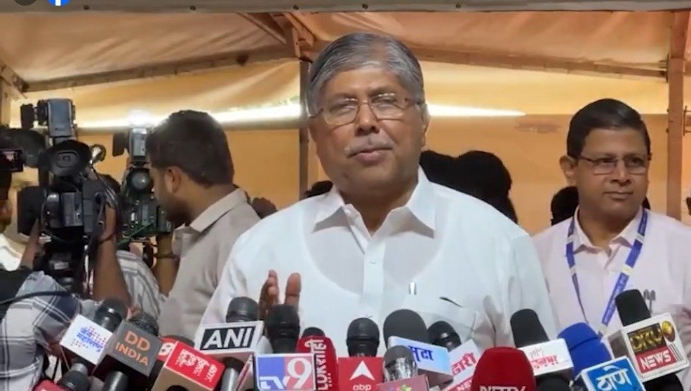 राज्यातील शिक्षक आणि पदवीधर निवडणुकीच्या आचारसंहितेमुळे मुलींच्या मोफत शिक्षणाच्या अमलबजावणीत कायदेशीर अडथळा येत आहे – चंद्रकांत पाटील