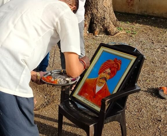 शिवाजी हायस्कूल व उच्च माध्यमिक विदयालयात राजश्री शाहू महाराज यांना अभिवादन..