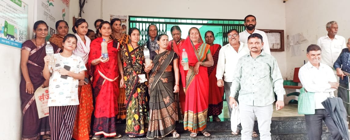 गढूळ पाणी प्रश्नी धरणगावातील महिलांचा नगरपरिषदेवर एल्गार..*  *▪️’पाणी पिऊन दाखवा, लाखाचे बक्षीस मिळवा’ अशी ऑफर मोर्चेकरांकडून करण्यात आली.