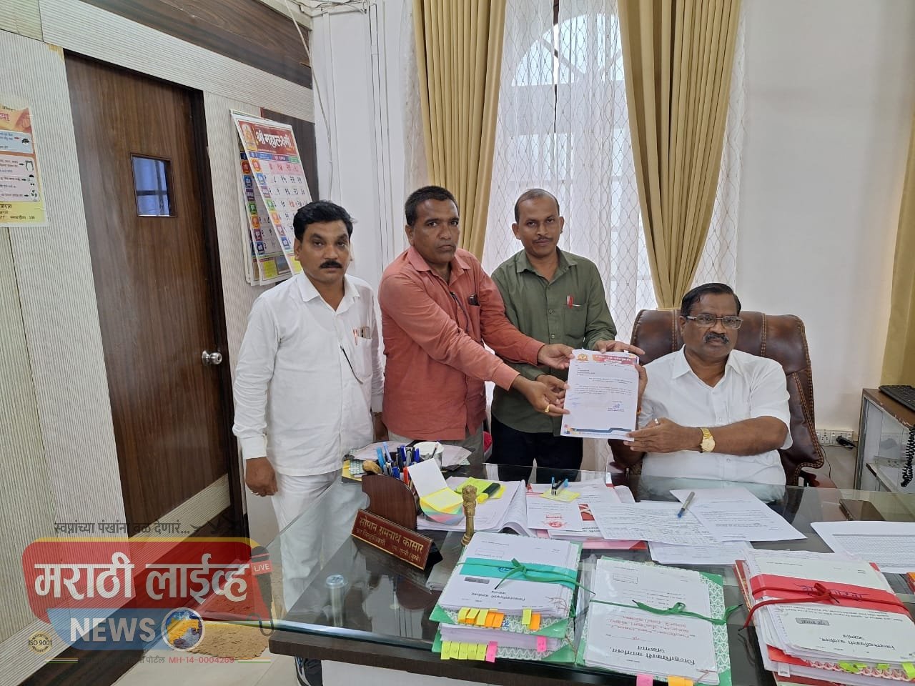 प्रकाश (भाई)पाटील युवा मंच अमळनेर तर्फे उपजिल्हाधिकाऱ्यांमार्फत कृषी मंत्री धनजय मुंडे  यांना 31ऑगस्ट पर्यंत मुदतवाढीसाठी निवेदन