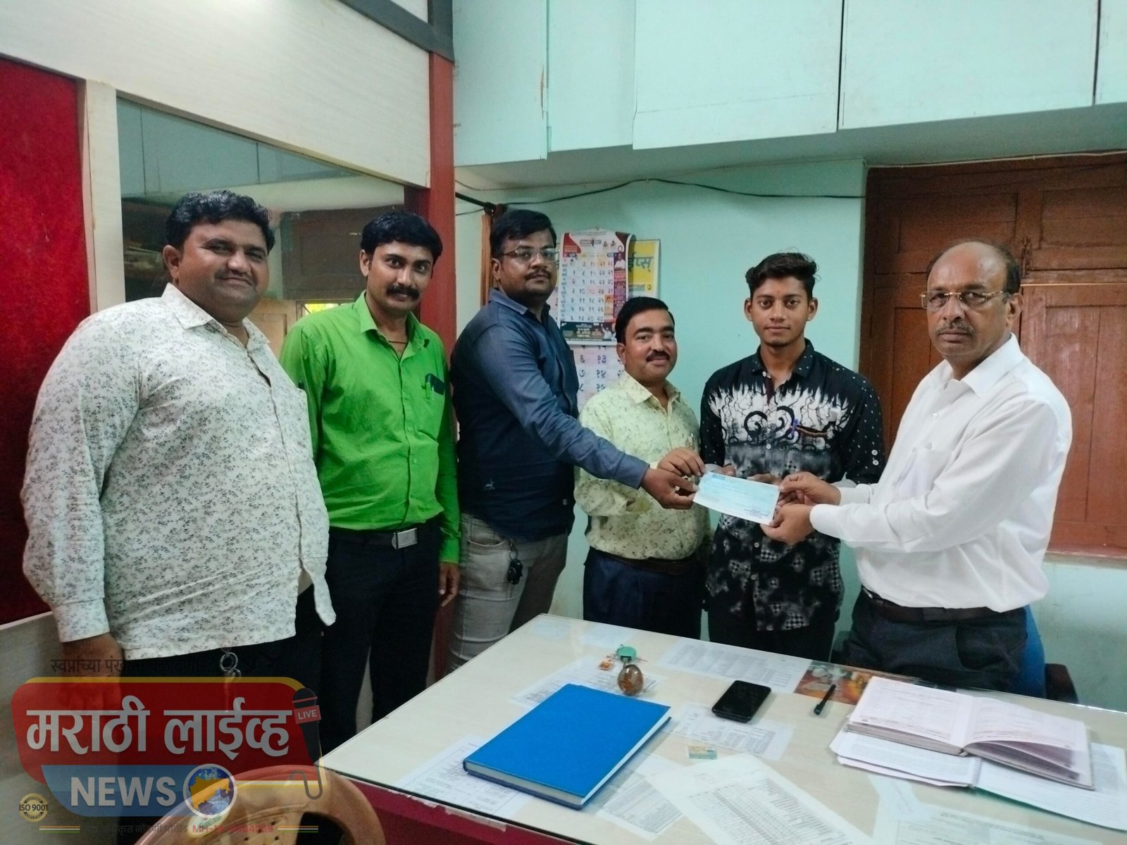 मारवड महाविद्यालयात आर्थिक दुर्बल घटकातील विद्यार्थ्यांना धनादेश वाटप