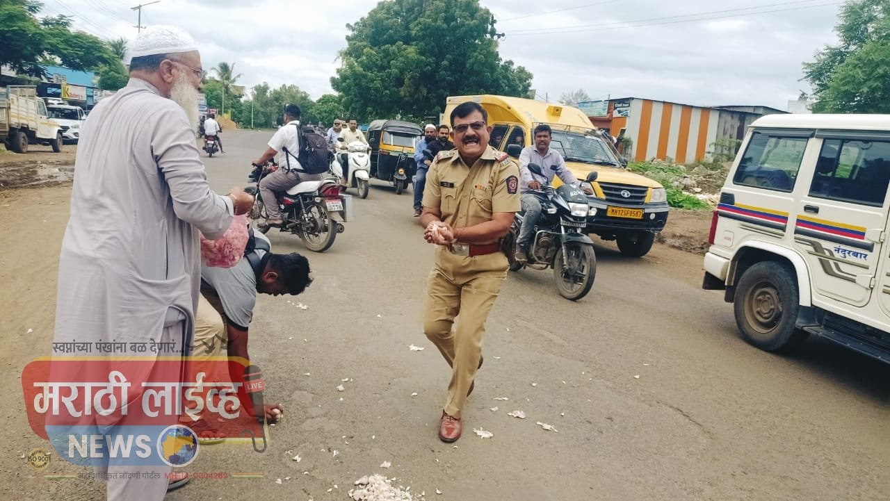 खाकीच्या वर्दीत दिसली माणुसकी!  वृद्धांच्या मदतीला धावले पि.आय वासुदेव देवासारखे..!!