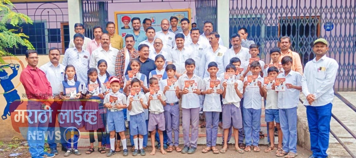 महात्मा फुले हायस्कूल धरणगाव येथे शिवसेना परिवाराकडून शैक्षणिक साहित्य !….शिवसेना परिवाराची शैक्षणिक मदत आमच्या विद्यार्थ्यांसाठी प्रेरणादायी – जे.एस.पवार ( मुख्याध्यापक )
