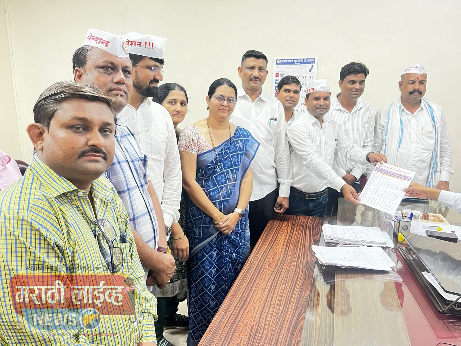 जळगांवला “पेन्शन छत्री मोर्चा” ने शासनाचे वेधले लक्ष