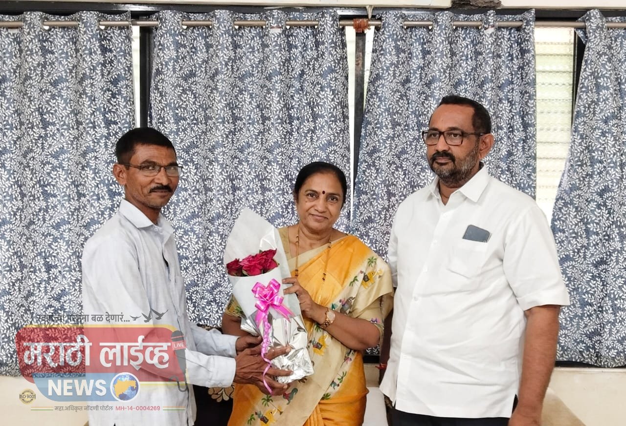 खासदार डॉ शोभाताई बच्छाव यांनी केला भडणे पोलीस पाटील यांचा सन्मान व गौरव