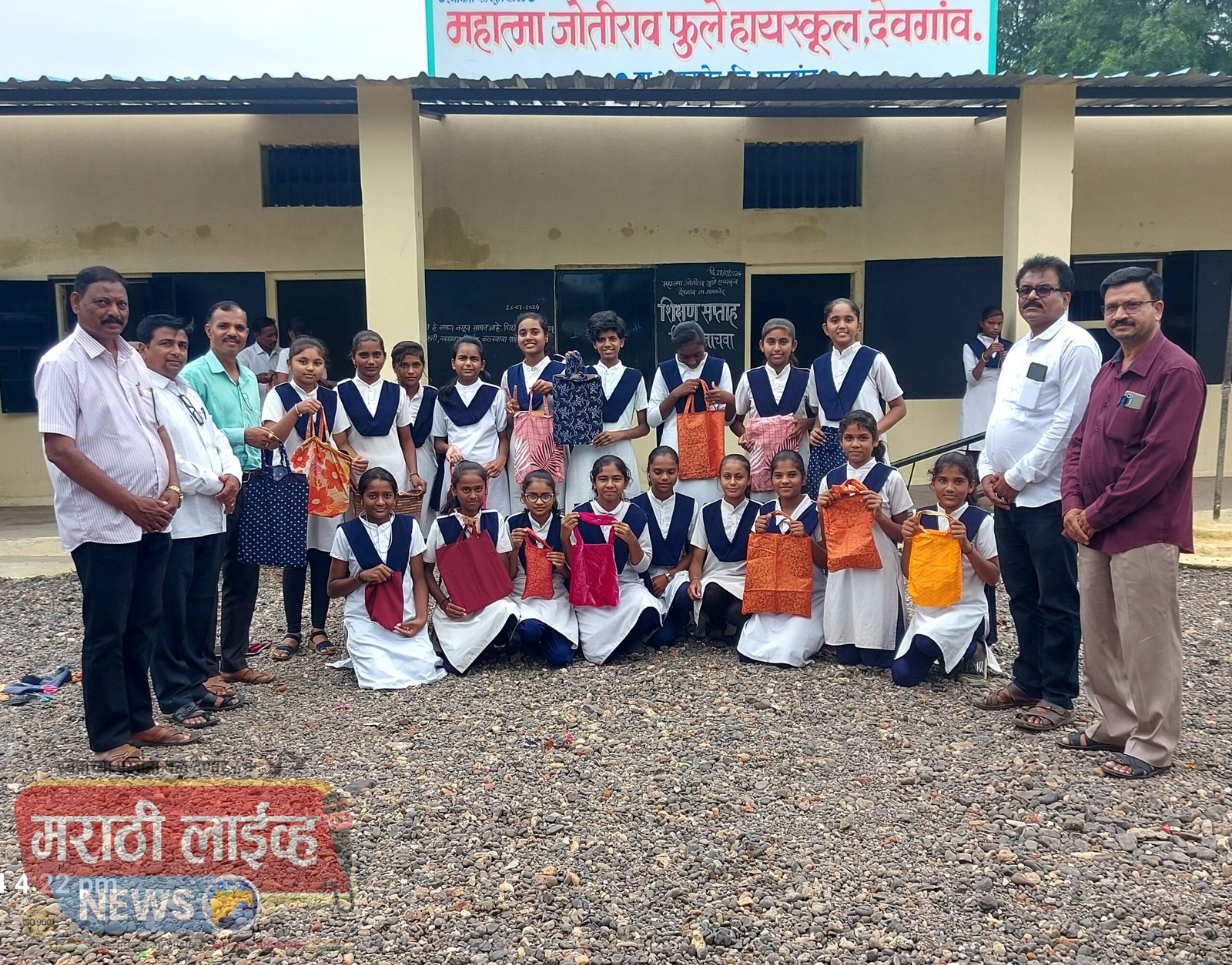 देवगांव देवळी हायस्कूलमध्ये विद्यार्थ्यांनी बनवले टाकाऊ वस्तुपासून टिकाऊ वस्तू..  शिक्षण सप्ताह निमित्त कार्यक्रमात विविध उपक्रमात विद्यार्थ्यांनी घेतला आनंद