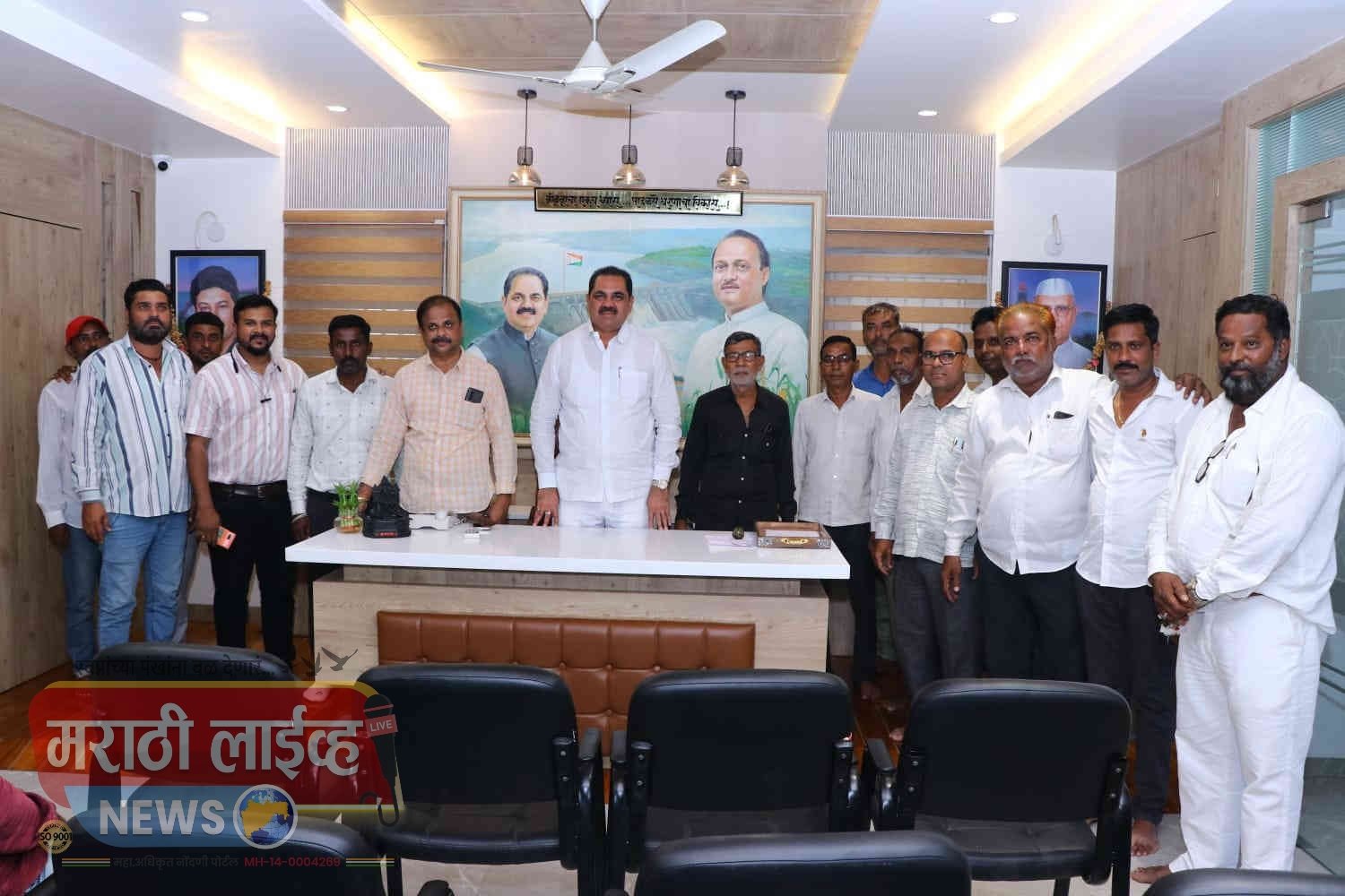 इमारतीवरून पडून मयत झालेल्या शाहिदच्या कुटुंबियांना मंत्री अनिल पाटलांनी दिला मदतीचा हात  51हजारांची मदत,मुख्यमंत्री सहाय्यता निधीतूनही मदत मिळवून देण्याचा प्रयत्न