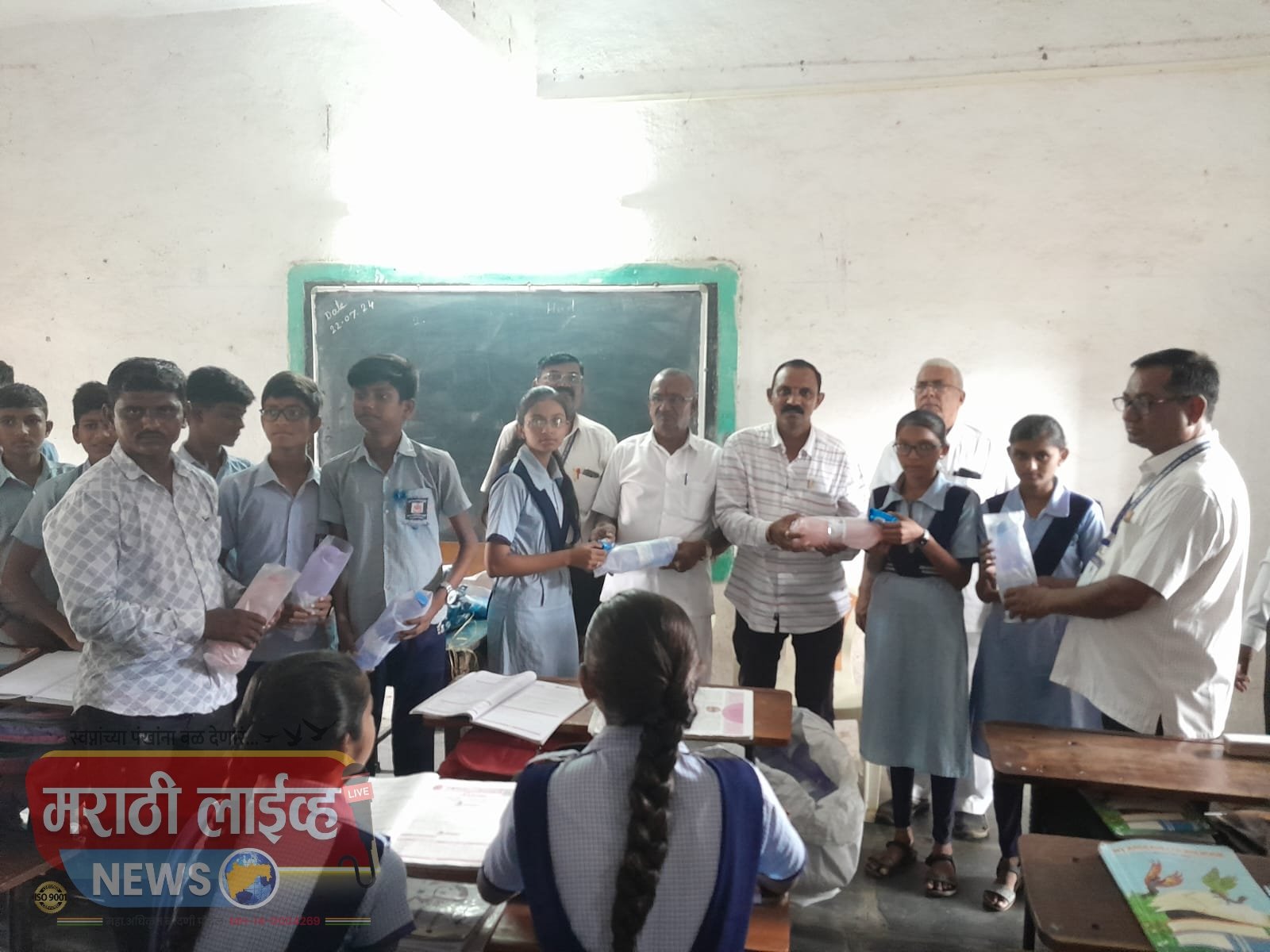 नितीनच्या पुण्यस्मरण निमित्ताने 27 वर्षापासून नववीच्या वर्गातील विद्यार्थ्यांना शालेय उपयोगी वस्तूंचे वाटप..