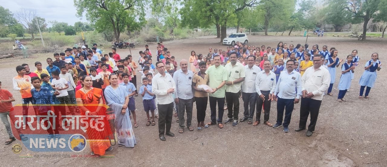 संत सोमगीर विद्यालयात विद्यार्थ्यांना शैक्षणिक साहित्य वाटप