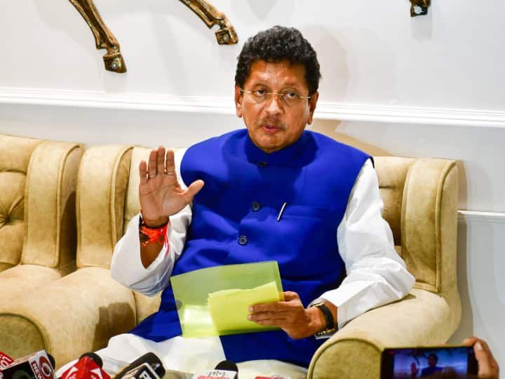 बदलापूर आदर्श विद्यामंदिर प्रकरणी शिक्षण विभागाचा प्राथमिक अहवाल सादर, शिक्षण विभागासाठी स्वतंत्र हेल्पलाईन सुरू करणार.-शालेय शिक्षण मंत्री दीपक केसरकर