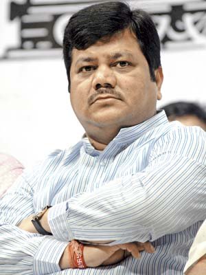 मागाठाणे विधानसभा क्षेत्रातील प्रलंबित नागरी समस्यांचे तातडीने निराकरण करावे*  *महापालिकेत आयुक्तांसोबतच्या बैठकीत भाजपा गटनेते प्रविण दरेकरांची मागणी*