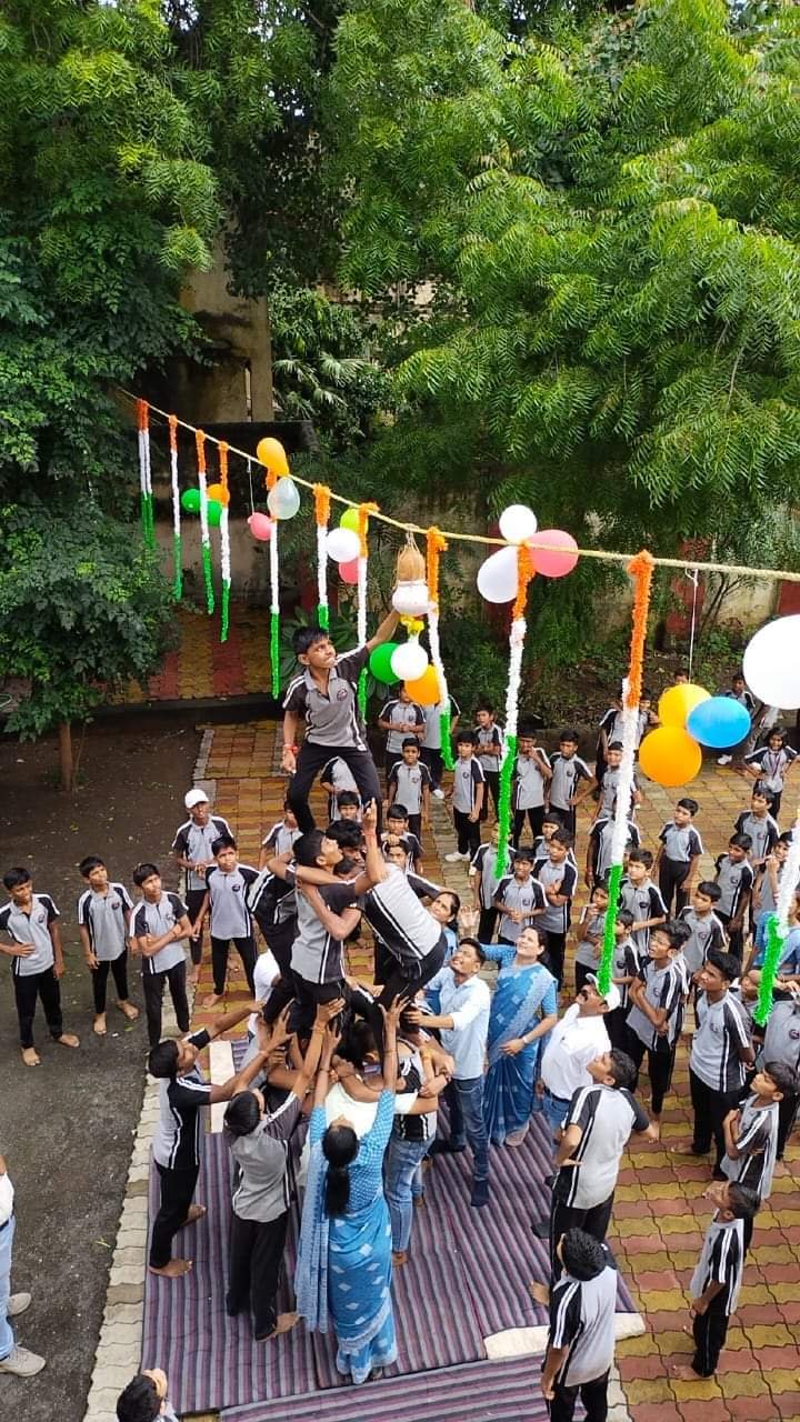 न्यू व्हिजन स्कुल मध्ये गोपाळकाला निमित्त अवतरले गोविंदा  मुलीनेही साकारला गोविंदा,मुले व मुलींनी केली धम्माल