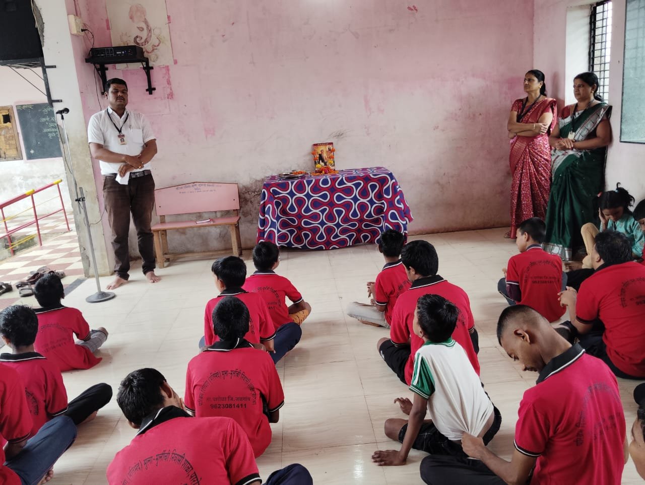 चामुंण्डा माता बहुउद्देशीय विकास परिसर धुळे संचलित परिश्रम दिव्यांग मुला मुलींची निवासी शाळा पारोळा येथे संत सावता माळी यांच्या पुण्यतिथीनिमित्त अभिवादन