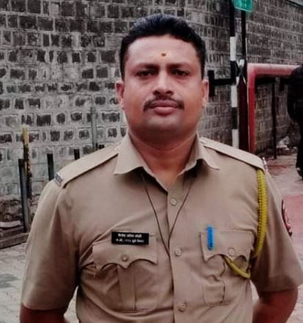 नरडाणा पोलीस स्टेशन चे पोलीस कॉन्स्टेबल विनोद कोळी यांनी तलावातून काढला मृत देह.