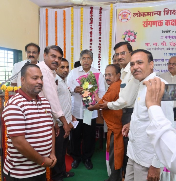 अमळनेरात मंत्री ना.चंद्रकांत पाटलांना सानेगुरुजी ग्रंथालय व जळगाव जिल्हा ग्रंथालय संघटनेच्या वतीने समस्याबाबत निवेदन