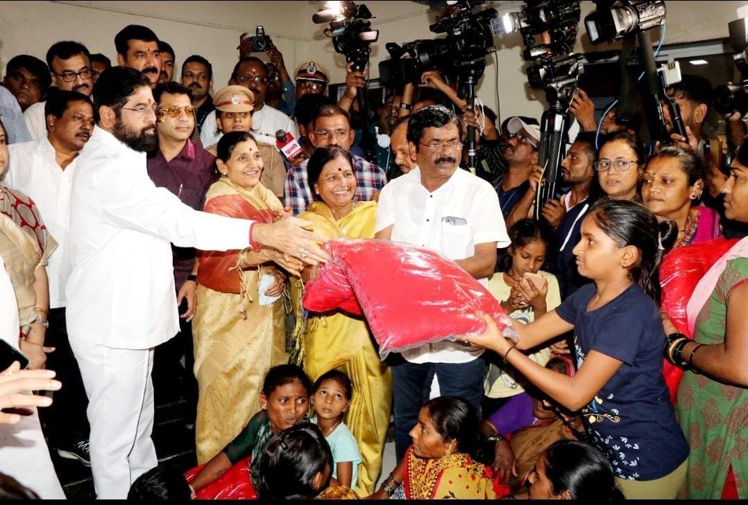 मुख्यमंत्री एकनाथ शिंदे यांच्याकडून पूरग्रस्त भागाची पाहणी  पुराचा धोका कायमस्वरुपी दूर करण्याकरिता नवीन धोरण तयार करणार- मुख्यमंत्री एकनाथ शिंदे