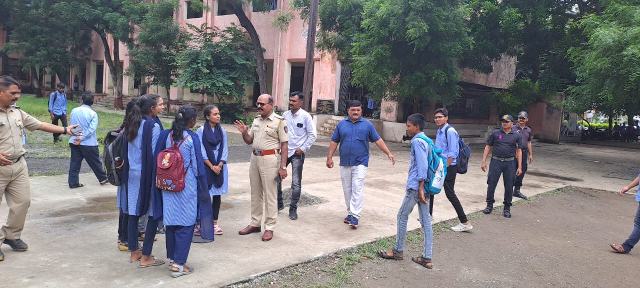 अमळनेर पोलिसांची टवाळखोर रोड रोमीयांवर कारवाई