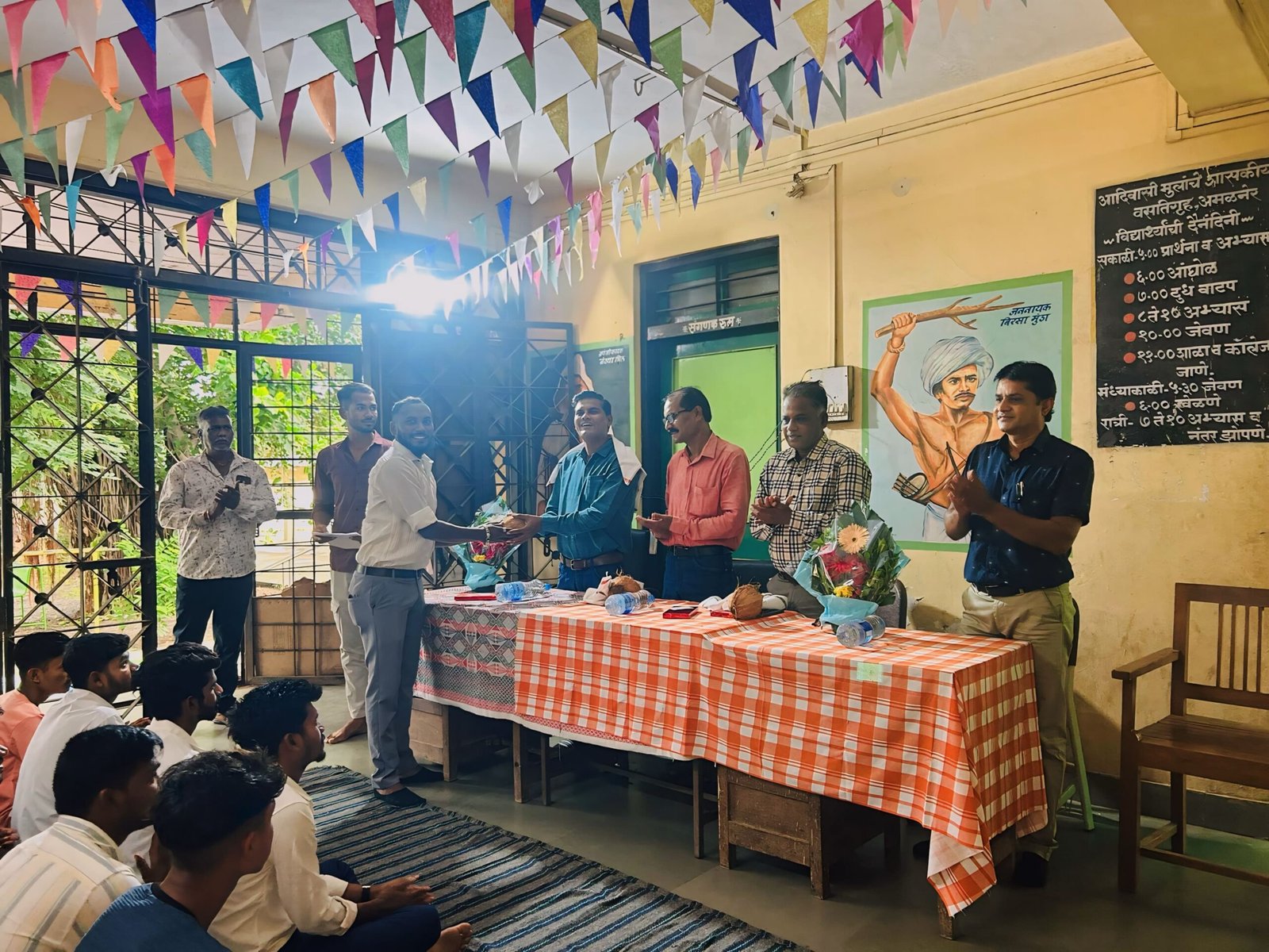 शासकीय आदिवासी हॉस्टेल मध्ये विश्व आदिवासी गौरव दिवस साजरा.