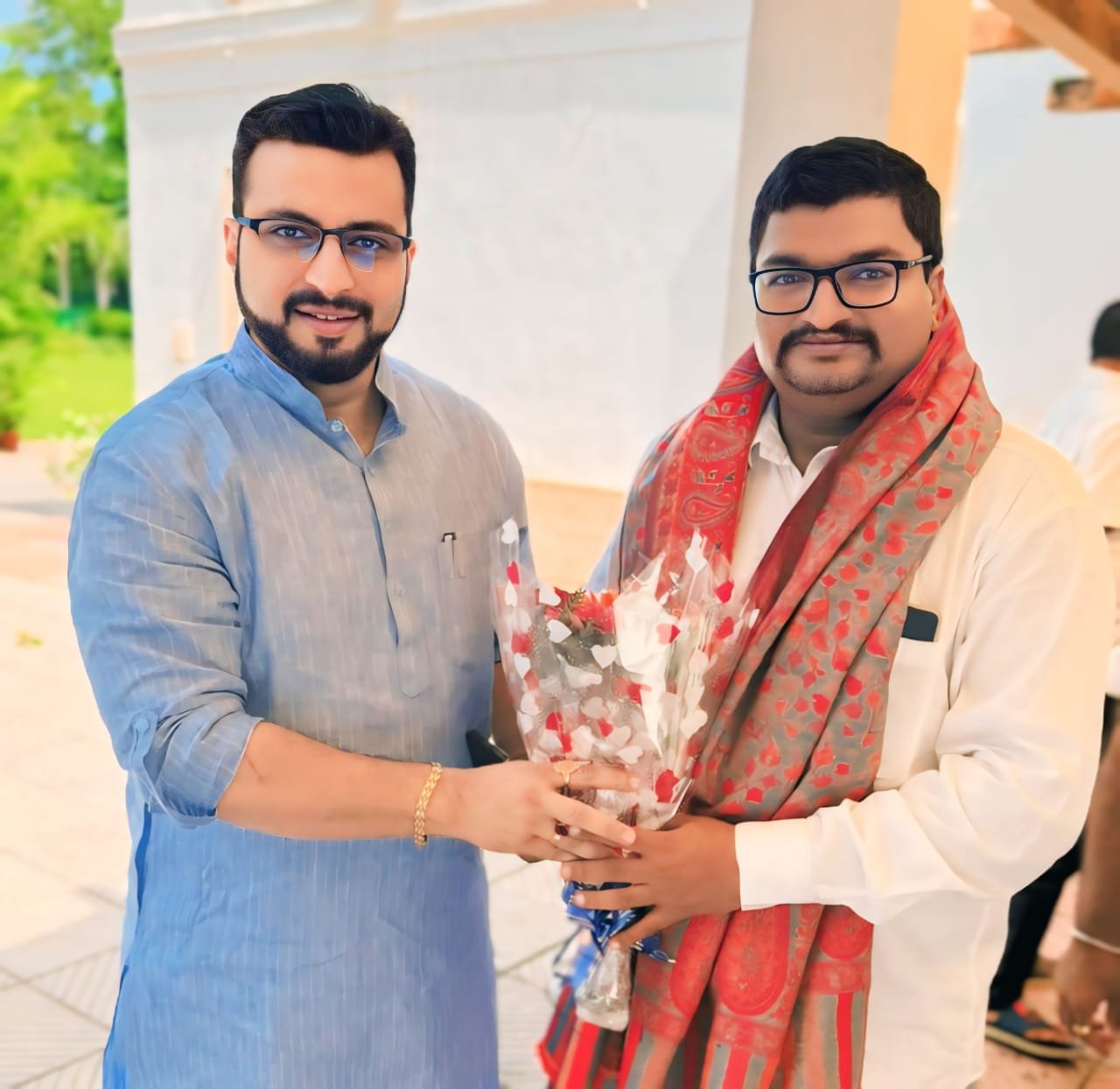 दिल्ली येथे खासदार श्री अमोलजी कोल्हे यांच्या हस्ते श्री उमाकांत पाटील यांचा शाल टाकून व बुके देऊन सत्कार