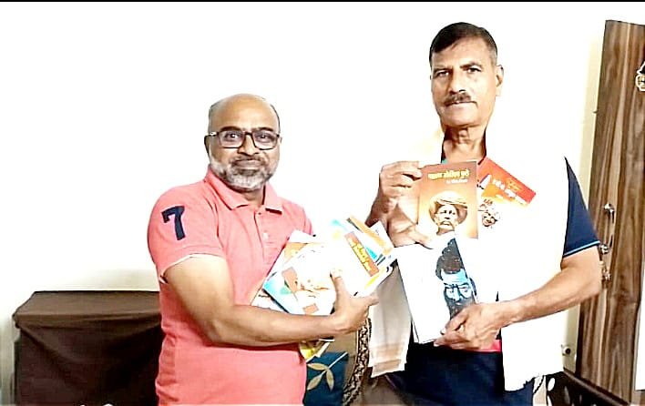 पुस्तक प्रेमी दिनानिमित्त ग्रंथप्रेमी विजय लुल्हे यांचे ग्रंथदान