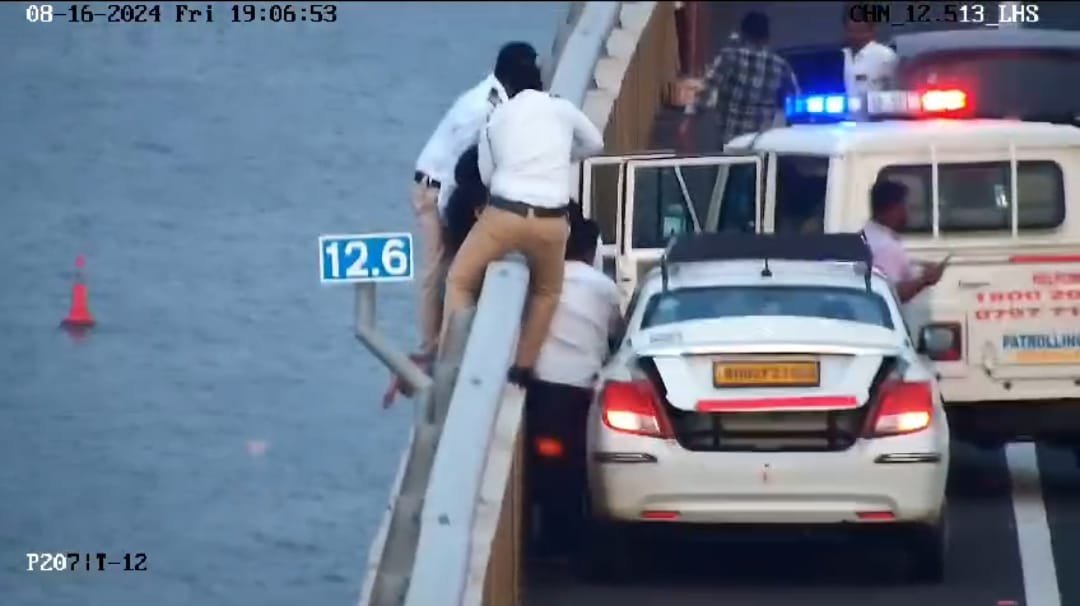 आज रोजी दिनांक नावाशिवाय वाहतूक पोलीस यांची धाडसी व कौतुकास्पद कामगिरी, नावासेवा अटल सेतू ब्रिजवरून उडी मारून आत्महत्या करणाऱ्या महिलेस वाहतूक पोलिसांच्या धाडसीपणामुळे वाचवण्यात यश