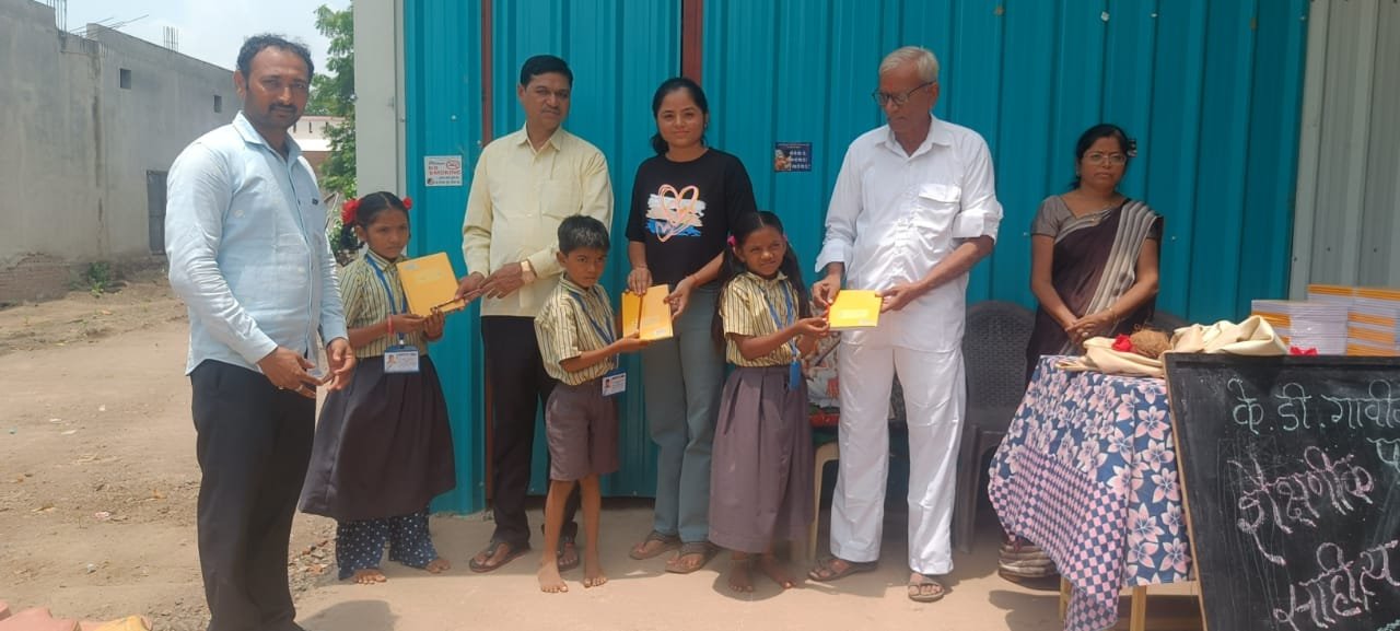 मानवसेवा हीच खरी ईश्वरसेवा ग्रुपचा माध्यमातून हजारो गरजू विद्यार्थ्यांना मदतीचा हात मिळत आहे: डॉ.किशोर आमोदकर  परिवर्धे येथील के. डी गावीत प्राथमिक शाळेत शैक्षणिक साहित्य वाटप.