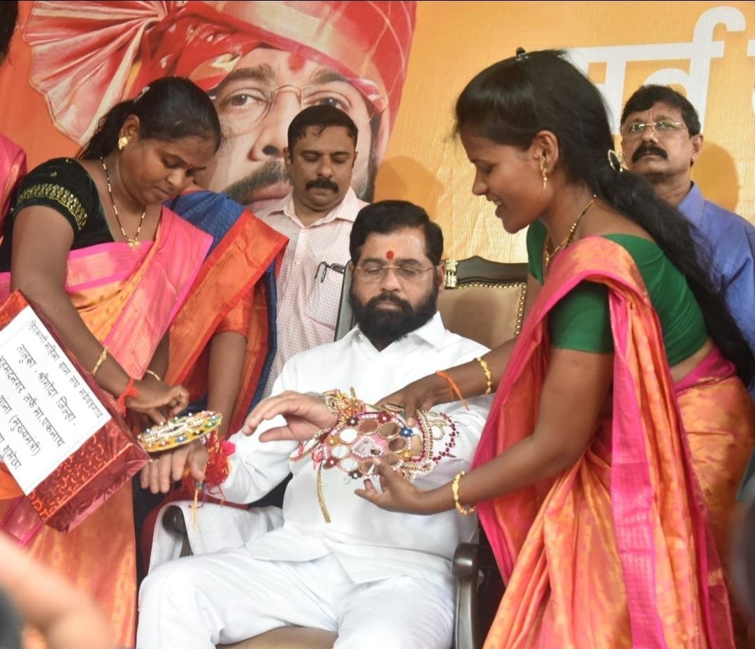 उमेद महिला बचतगट अभियानातील बहिणींचे वर्षा शासकीय निवासस्थानी रक्षाबंधन  मुख्यमंत्री एकनाथ शिंदे यांना बांधल्या राख्या, औक्षणामुळे मंगल वातावरण  मुख्यमंत्र्यांसाठी एक कोटी राख्यांचा संकल्प, राज्यातील बहिणींची कृतज्ञता