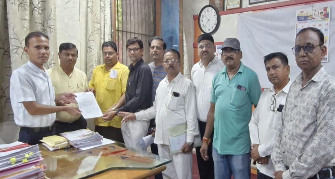 बदलापूर येथील महिला पत्रकारास दिलेल्या अपमानास्पद वागणुकीचा निषेध  अमळनेर येथे “व्हॉइस ऑफ मीडिया” तर्फे तहसीलदाराना निवेदन