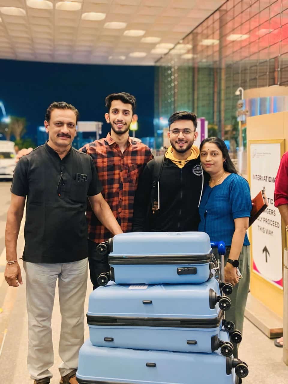 अमळनेर चा रोहित चौधरी आयरलेंड (युरोप )ला.. M.S.च्या शिक्षणासाठी रवाना