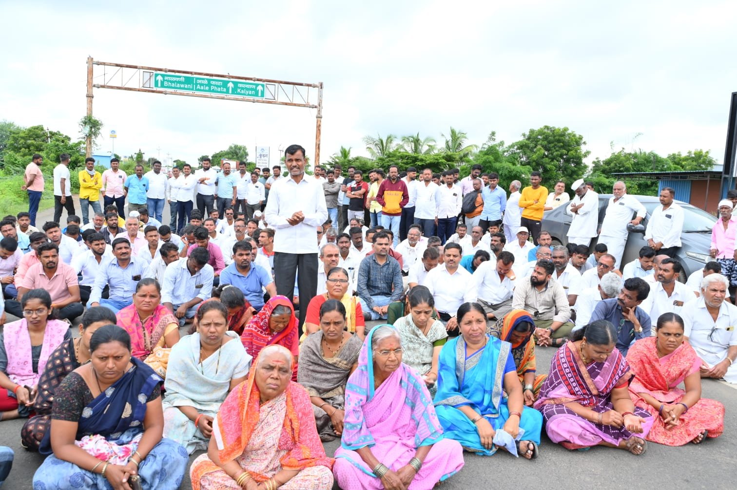 जखणगाव, हिंगणगाव, हमीदपूर, टाकळी खादगाव, निमगाव वाघा नेप्ती येथील संतप्त ग्रामस्थांचा नगर कल्याण रोड जखणगाव येथे रस्ता रोको.