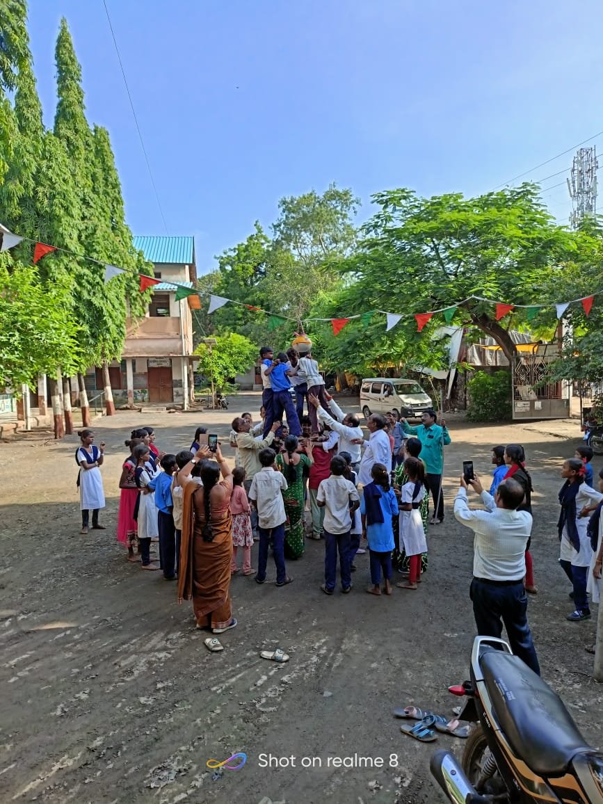 गोविंदा आला रे ••च्या तालावर म्युनिसिपल हायस्कूलच्या विद्यार्थ्यांनी घेतला दहीहंडीचा आनंद