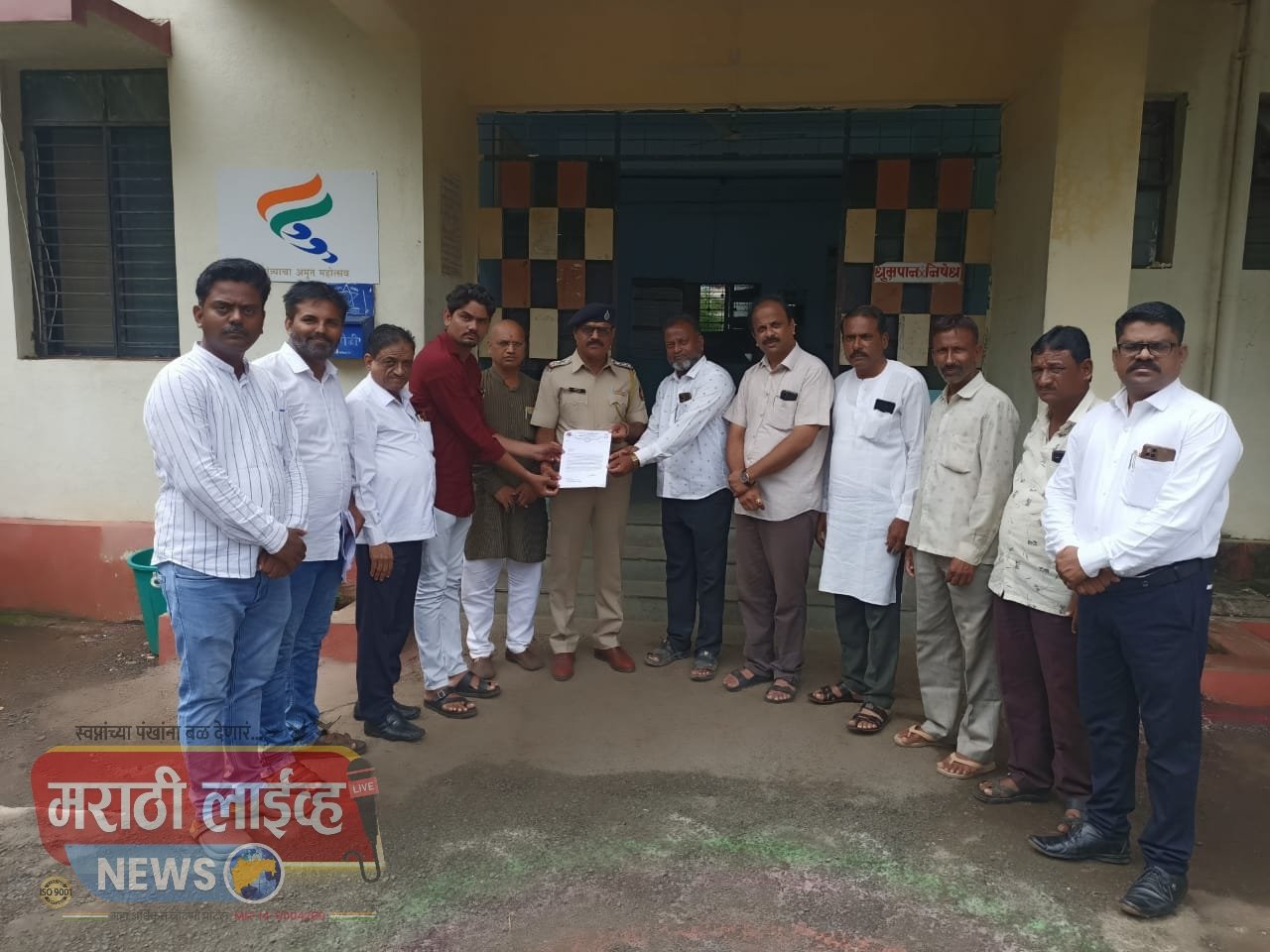 मोहम्मद पैगंबर यांच्या विषयी समस्त मुस्लिम समाजाच्या भावना दुखावल्या बद्दल …   या वक्तव्याच्या निषेधार्थ करत गंगागिरी महाराजावर कायदेशीर कारवाई करण्यात यावी म्हणून युवक काँग्रेसच्या वतीने अमळनेरला पोलीस निरीक्षक यांना निवेदन..